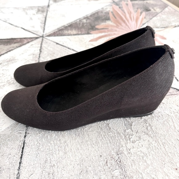 STUART WEITZMAN Black Sojourn Goosebump Textured Wedge Pumps Low Heel Size 8 - Picture 3 of 12